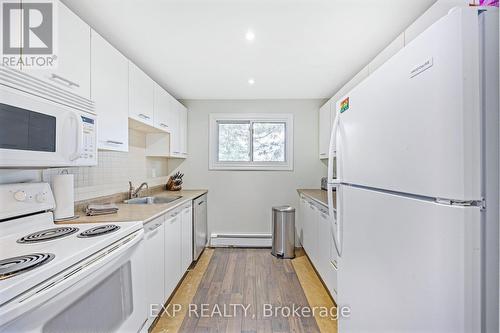 9 Quail Crescent, Barrie, ON - Indoor Photo Showing Kitchen