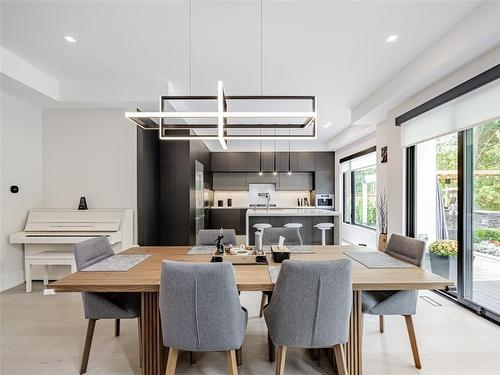 1503 Pembroke Drive, Oakville, ON - Indoor Photo Showing Dining Room