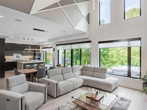 1503 Pembroke Drive, Oakville, ON - Indoor Photo Showing Living Room