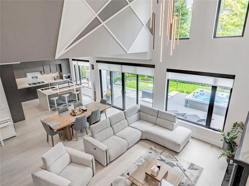 1503 Pembroke Drive, Oakville, ON - Indoor Photo Showing Living Room