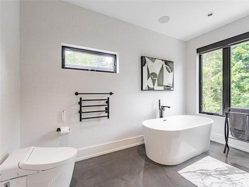 1503 Pembroke Drive, Oakville, ON - Indoor Photo Showing Bathroom