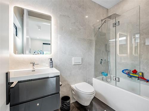 1503 Pembroke Drive, Oakville, ON - Indoor Photo Showing Bathroom