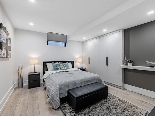 1503 Pembroke Drive, Oakville, ON - Indoor Photo Showing Bedroom