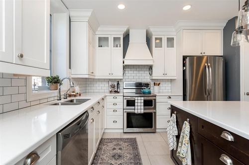 1191 Grosvenor Avenue, Winnipeg, MB - Indoor Photo Showing Kitchen With Stainless Steel Kitchen With Double Sink