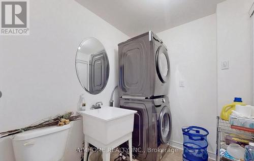 80 - 15 Old Colony Road, Richmond Hill (Oak Ridges Lake Wilcox), ON - Indoor Photo Showing Laundry Room