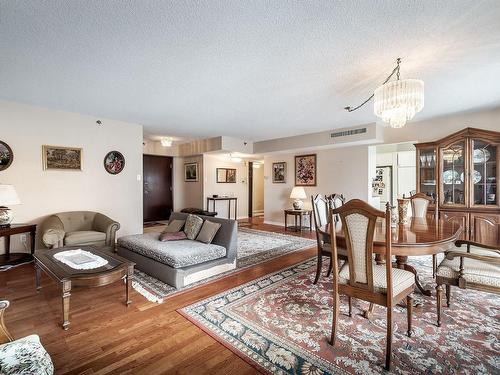 Salon - 606-5950 Boul. Cavendish, Côte-Saint-Luc, QC - Indoor Photo Showing Living Room