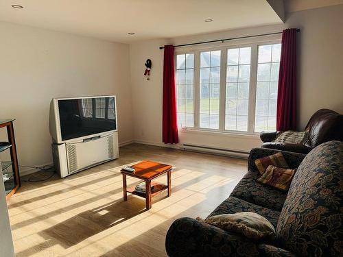 Hall - 1140 Rue Des Acadiens, Havre-Saint-Pierre, QC - Indoor Photo Showing Living Room