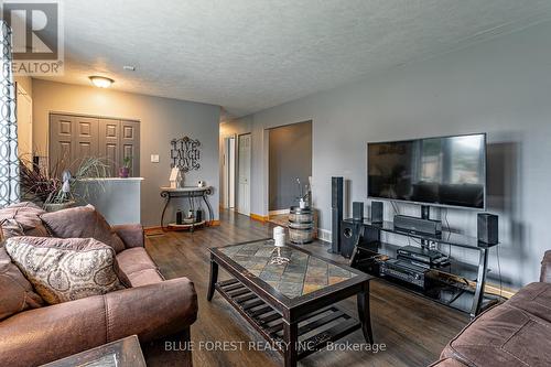 166 Oakwood Drive, Thames Centre (Dorchester), ON - Indoor Photo Showing Living Room