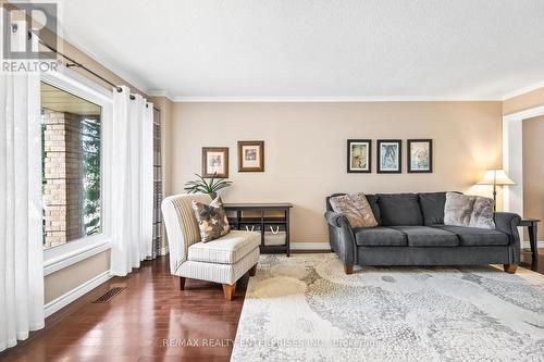 3246 Colonial Drive, Mississauga, ON - Indoor Photo Showing Living Room