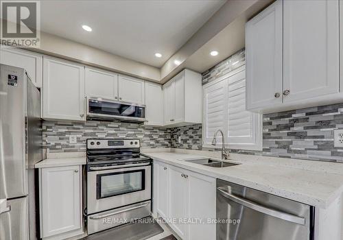 2351 Saddlecreek Crescent, Oakville (West Oak Trails), ON - Indoor Photo Showing Kitchen With Double Sink With Upgraded Kitchen