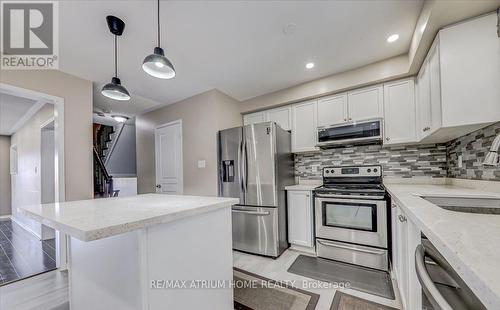 2351 Saddlecreek Crescent, Oakville (West Oak Trails), ON - Indoor Photo Showing Kitchen With Double Sink With Upgraded Kitchen