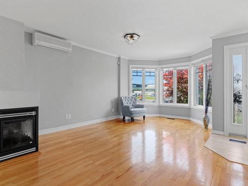 Salon - 48 Boul. St-Luc, Saint-Jean-Sur-Richelieu, QC - Indoor Photo Showing Living Room With Fireplace