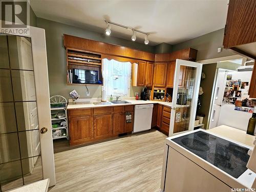 219 21St Street W, Prince Albert, SK - Indoor Photo Showing Kitchen