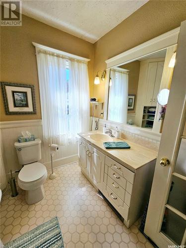 219 21St Street W, Prince Albert, SK - Indoor Photo Showing Bathroom