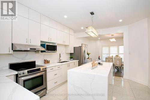 6 Futura Avenue, Richmond Hill, ON - Indoor Photo Showing Kitchen With Double Sink With Upgraded Kitchen