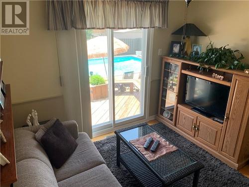 717 Sandfield Crescent, Cornwall, ON - Indoor Photo Showing Living Room