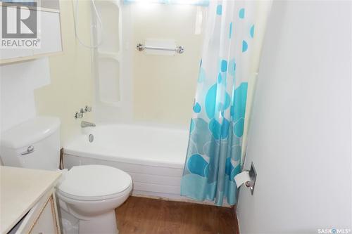 244 5Th Avenue E, Gravelbourg, SK - Indoor Photo Showing Bathroom