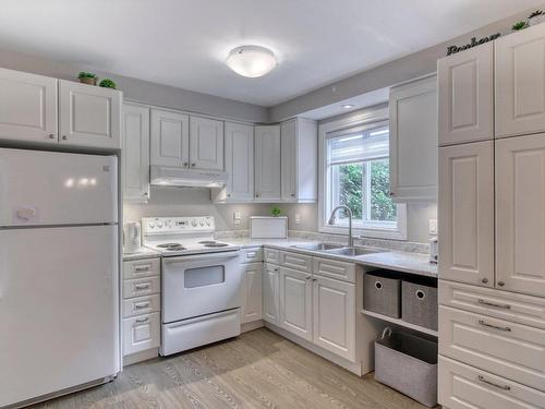 Cuisine - 3215 Av. Malo, Brossard, QC - Indoor Photo Showing Kitchen With Double Sink