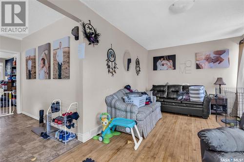 1415 D Avenue N, Saskatoon, SK - Indoor Photo Showing Living Room