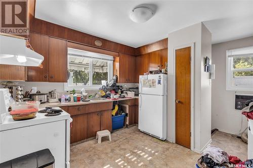 1415 D Avenue N, Saskatoon, SK - Indoor Photo Showing Kitchen