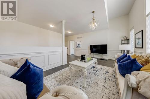 21 Planet Street, Richmond Hill, ON - Indoor Photo Showing Living Room