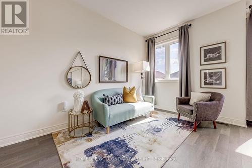 21 Planet Street, Richmond Hill, ON - Indoor Photo Showing Living Room