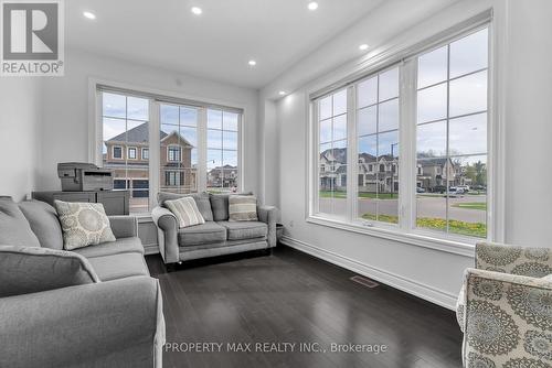 25 Vineyard Drive, Brampton, ON - Indoor Photo Showing Living Room