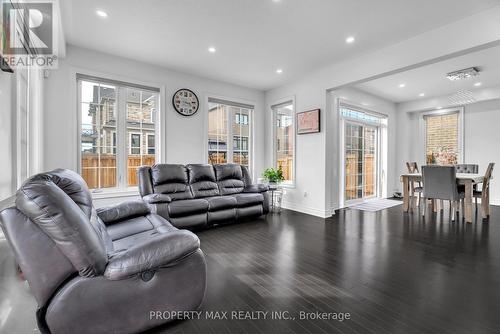 25 Vineyard Drive, Brampton, ON - Indoor Photo Showing Living Room