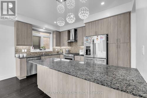 25 Vineyard Drive, Brampton, ON - Indoor Photo Showing Kitchen With Upgraded Kitchen