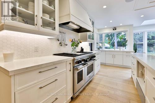 200 Chartwell Road, Oakville (Old Oakville), ON - Indoor Photo Showing Kitchen With Upgraded Kitchen