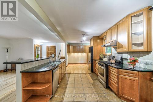 224 Park Avenue, East Gwillimbury, ON - Indoor Photo Showing Kitchen