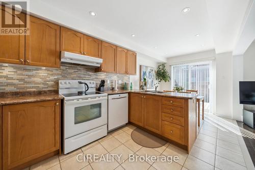 68 Westcliffe Crescent, Richmond Hill (Jefferson), ON - Indoor Photo Showing Kitchen With Double Sink