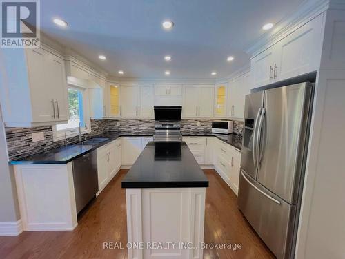 2046 Pineview Drive, Oakville, ON - Indoor Photo Showing Kitchen With Double Sink With Upgraded Kitchen