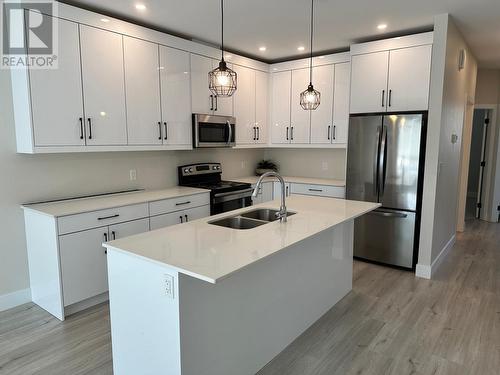 106-2648 Tranquille Rd, Kamloops, BC - Indoor Photo Showing Kitchen With Double Sink With Upgraded Kitchen