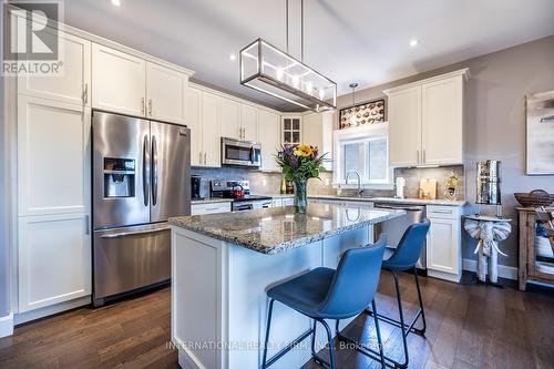 27 Milner Court, Kawartha Lakes (Lindsay), ON - Indoor Photo Showing Kitchen With Upgraded Kitchen