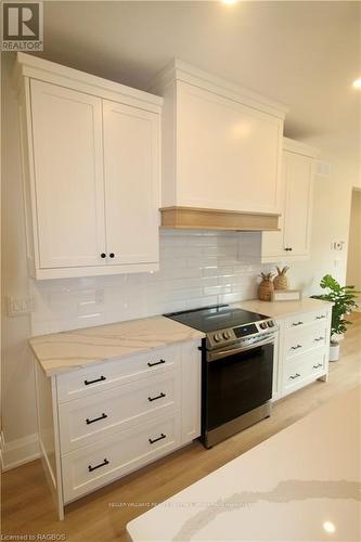 694 17Th St Crescent, Hanover, ON - Indoor Photo Showing Kitchen