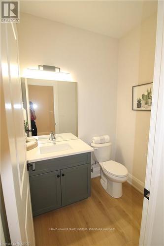 694 17Th St Crescent, Hanover, ON - Indoor Photo Showing Bathroom