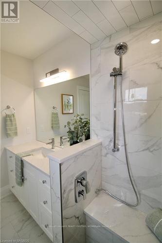 694 17Th St Crescent, Hanover, ON - Indoor Photo Showing Bathroom