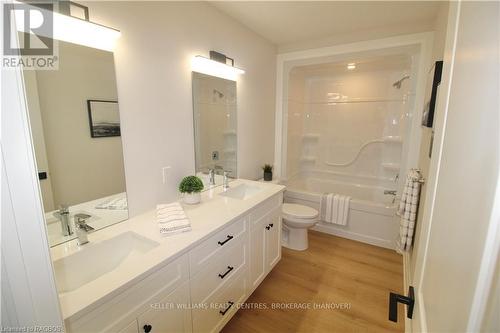 694 17Th St Crescent, Hanover, ON - Indoor Photo Showing Bathroom