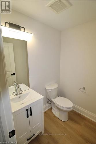 694 17Th St Crescent, Hanover, ON - Indoor Photo Showing Bathroom