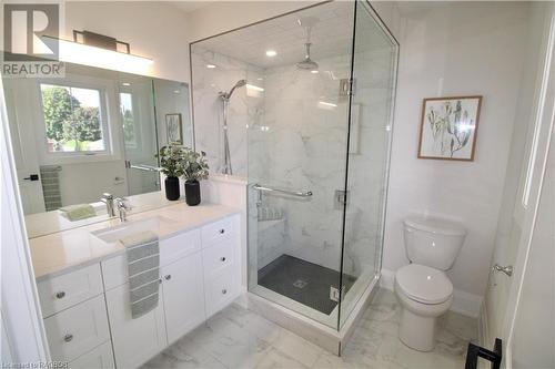 694 17Th St Crescent, Hanover, ON - Indoor Photo Showing Bathroom