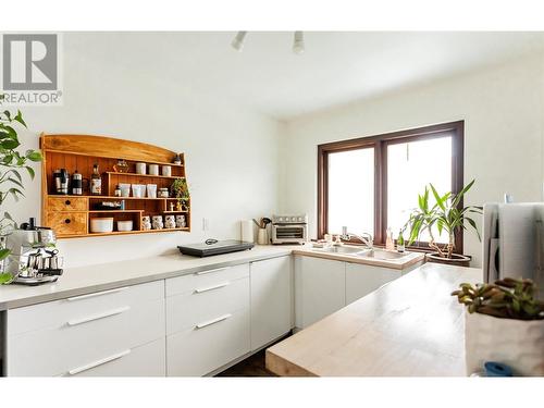 576 Radant Road, Kelowna, BC - Indoor Photo Showing Kitchen With Double Sink