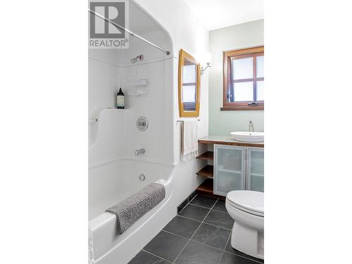 576 Radant Road, Kelowna, BC - Indoor Photo Showing Bathroom