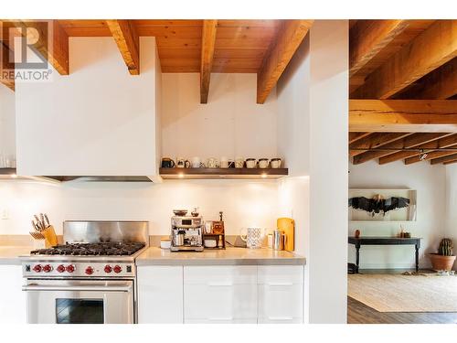 576 Radant Road, Kelowna, BC - Indoor Photo Showing Kitchen