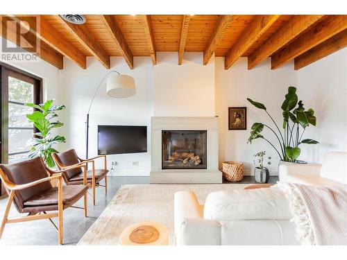 576 Radant Road, Kelowna, BC - Indoor Photo Showing Living Room With Fireplace