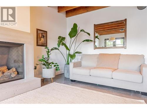 576 Radant Road, Kelowna, BC - Indoor Photo Showing Living Room With Fireplace