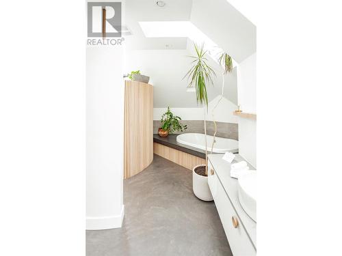 576 Radant Road, Kelowna, BC - Indoor Photo Showing Bathroom