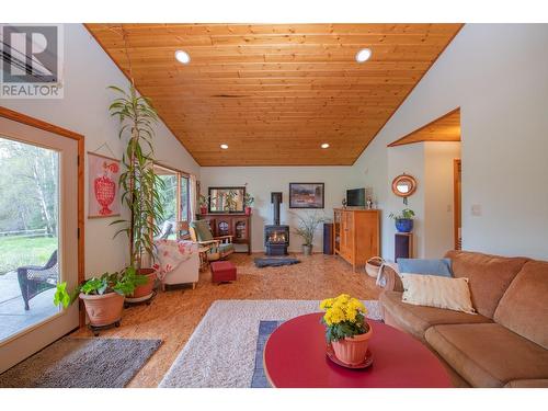 65 Pine Road, Cherryville, BC - Indoor Photo Showing Living Room