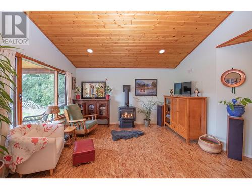 65 Pine Road, Cherryville, BC - Indoor