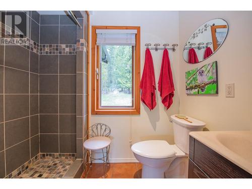 65 Pine Road, Cherryville, BC - Indoor Photo Showing Bathroom